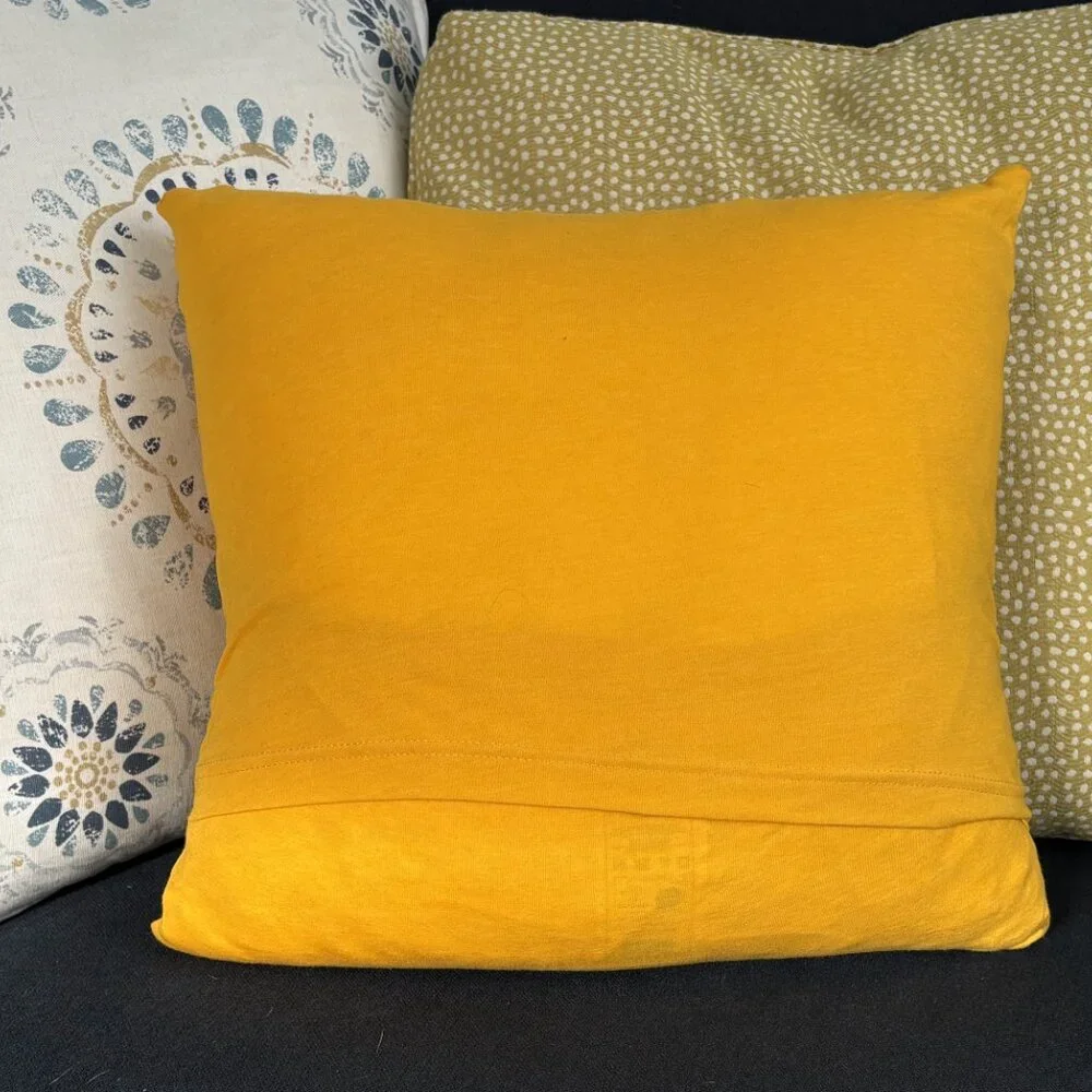 University of Iowa Hawkeyes Handmade retro t-shirt 16x16 throw pillow cover